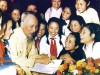 Bác Hồ với các cháu học sinh Trường Trưng Vương, Thủ đô Hà Nội, năm 1956 -Ảnh: T.L​