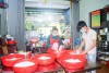 Nhân viên quán cơm gà Đà Nẵng cơ sở 1 chuẩn bị nguyên liệu phục vụ khách - Ảnh: L.T