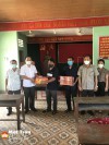 Lãnh đạo Mặt trận tỉnh thăm động viên một số Tổ giám sát Covid - 19  cộng đồng tại huyện Triệu Phong. Ảnh MP
