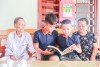 Vợ chồng ông Thái Bình Xuân răn dạy con cháu siêng năng học tập, tu dưỡng đạo đức để trở thành người có ích cho xã hội - Ảnh: T.T