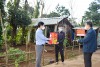 Lãnh đạo tỉnh trao tặng quà Tết cho gia đình anh Hồ Văn In gặp khó khăn do COVID-19 ở thôn Bến Hà, xã Linh Trường, huyện Gio Linh -Ảnh: Đ.V