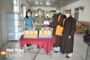 Đại đức Thích Từ Châu, Trưởng ban Trị sự Giáo hội Phật giáo Việt Nam thành phố Đông Hà thăm, tặng qua cho lực lượng tuyến đầu trực tại các chốt phong tỏa phòng, chống dịch Covid-19 trên địa bàn thành phố. Ảnh Hoàng Na