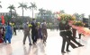 Lãnh đạo tỉnh dâng hoa tại Tượng đài Tổng Bí thư Lê Duẩn (Công viên Lê Duẩn, TP. Đông Hà) - Ảnh: M.Đ