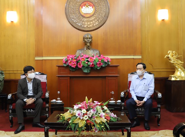 Chủ tịch UBTW MTTQ Việt Nam Trần Thanh Mẫn trao đổi với đại diện Ví điện tử MoMo