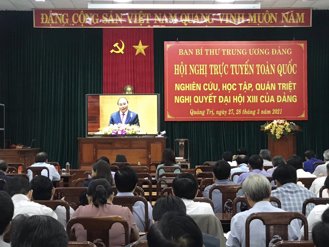 Các đại biểu tại điểm cầu Quảng Trị nghe Thủ tướng Nguyễn Xuân Phúc giới thiệu, quán triệt chuyên đề về Chiến lược phát triển kinh tế - xã hội 10 năm 2021 - 2030 và Kế hoạch phát triển kinh tế - xã hội 5 năm 2021 – 2025 - Ảnh: H.T