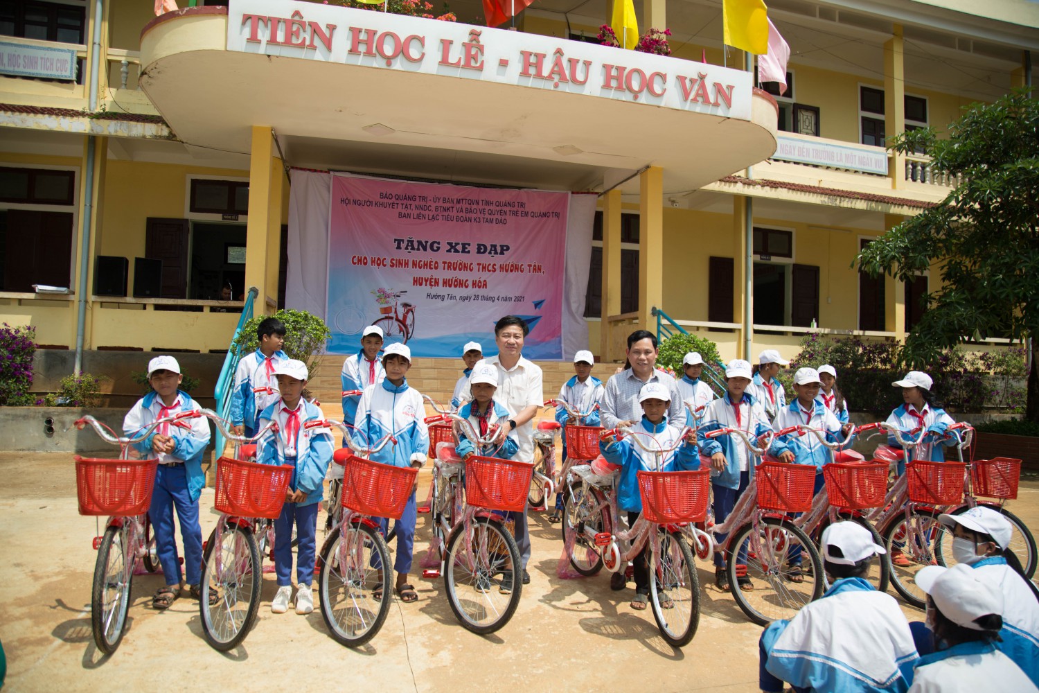 Chủ tịch Ủy ban MTTQVN tỉnh Đào Mạnh Hùng và Phó Tổng Biên tập Báo Quảng Trị Nguyễn Tý trao xe đạp cho học sinh - Ảnh: T.P