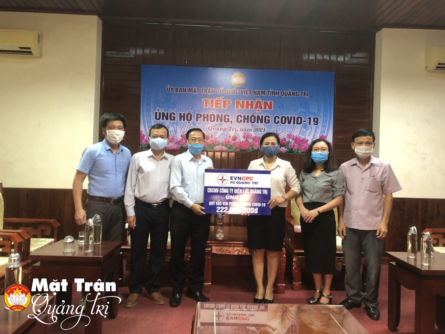 Ông Phan Văn Vĩnh, Giám đốc Công ty điện lực Quảng Trị trao 222 triệu đồng ủng hộ Quỹ vắc xin phòng, chống COVID-19