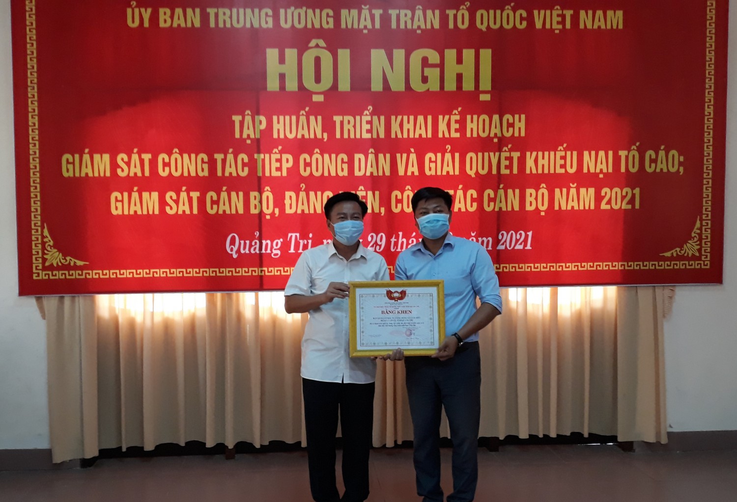 Chủ tịch Ủy ban MTTQ Việt Nam tỉnh Quảng Trị Đào Mạnh Hùng trao bằng khen cho đại diện Ban giám sát đầu tư cộng đồng xã Cam Hiếu- Ảnh: N.V​