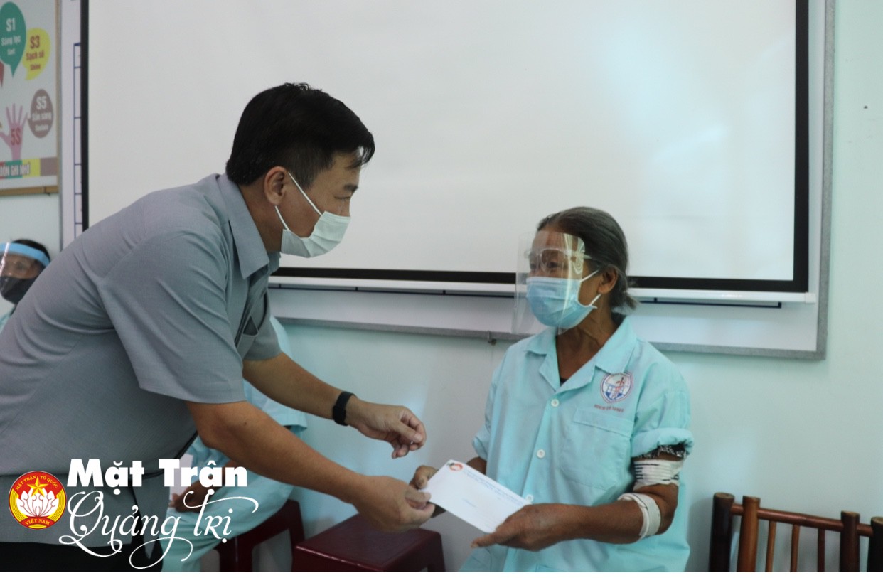 Đồng chí Đào Mạnh Hùng, UVBTV, Chủ tịch Ủy ban MTTQ Việt Nam tỉnh trao quà hỗ trợ người dân đang điều trị bệnh nặng tại Bệnh viện đa khoa tỉnh