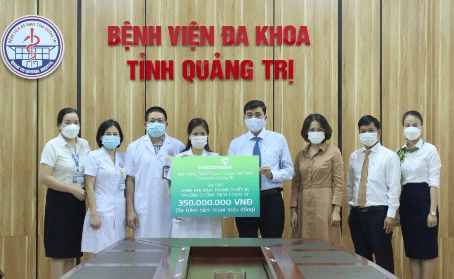 Vietcombank Chi nhánh Quảng Trị trao kinh phí mua sắm trang thiết bị phòng, chống COVID-19 cho Bệnh viện Đa khoa tỉnh - Ảnh: K.S