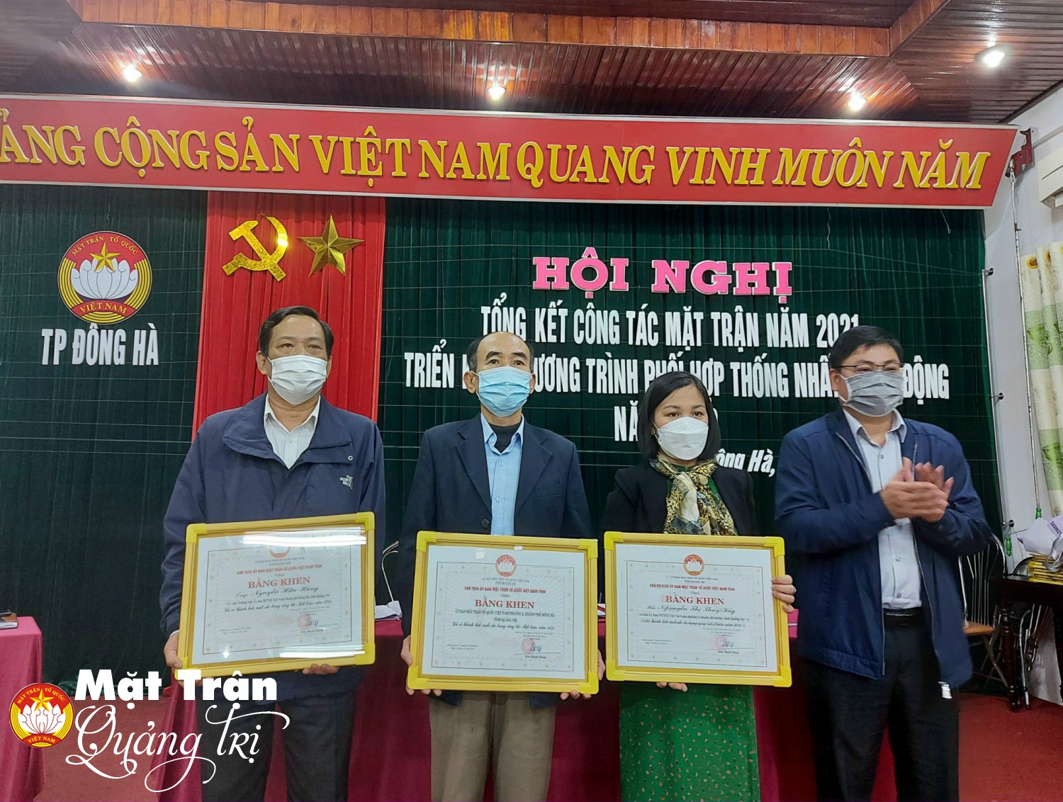 Đồng chí Dương Tân Long, Phó Chủ tịch Uỷ ban MTTQ Việt Nam tỉnh tặng bằng khen có các đơn vị, cá nhân có thành tích xuất sắc năm 2021. Ảnh Hoàng Na