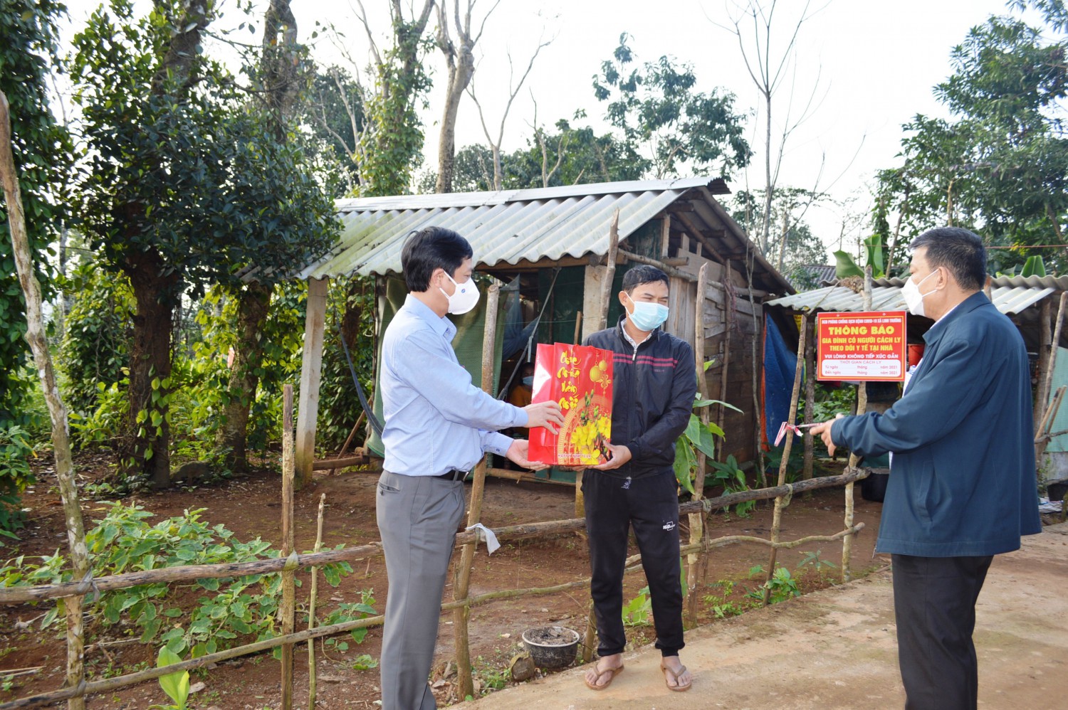 Phó Chủ tịch UBND tỉnh Hoàng Nam trao tặng quà, động viên một gia đình thực hiện cách ly y tế tại thôn Bến Hạ, xã Linh Trường, huyện Gio Linh - Ảnh: Đ.V