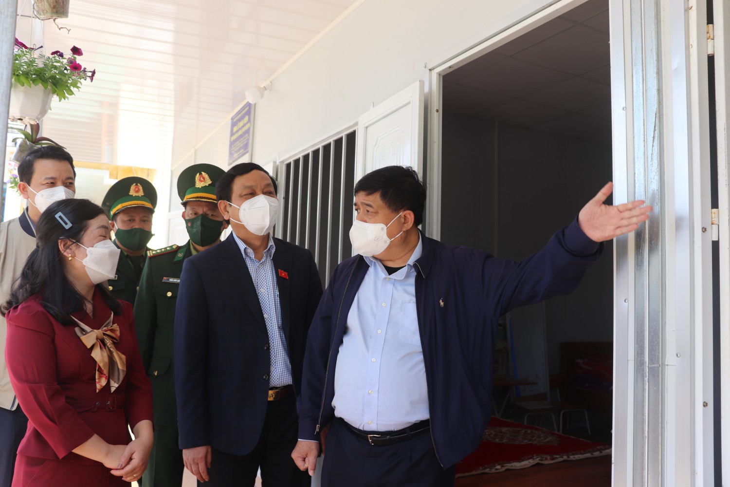 Bộ trưởng Bộ KH&ĐT Nguyễn Chí Dũng thăm nhà ở nội trú giáo viên tại Trường Mầm non Hướng Lập - Ảnh: T.P