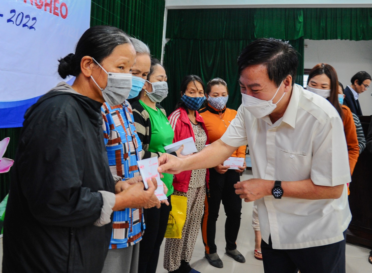 Chủ tịch Ủy ban MTTQ Việt Nam tỉnh Đào Mạnh Hùng trao quà tết cho người dân có hoàn cảnh khó khăn thành phố Đông Hà - Ảnh: Trần Tuyền