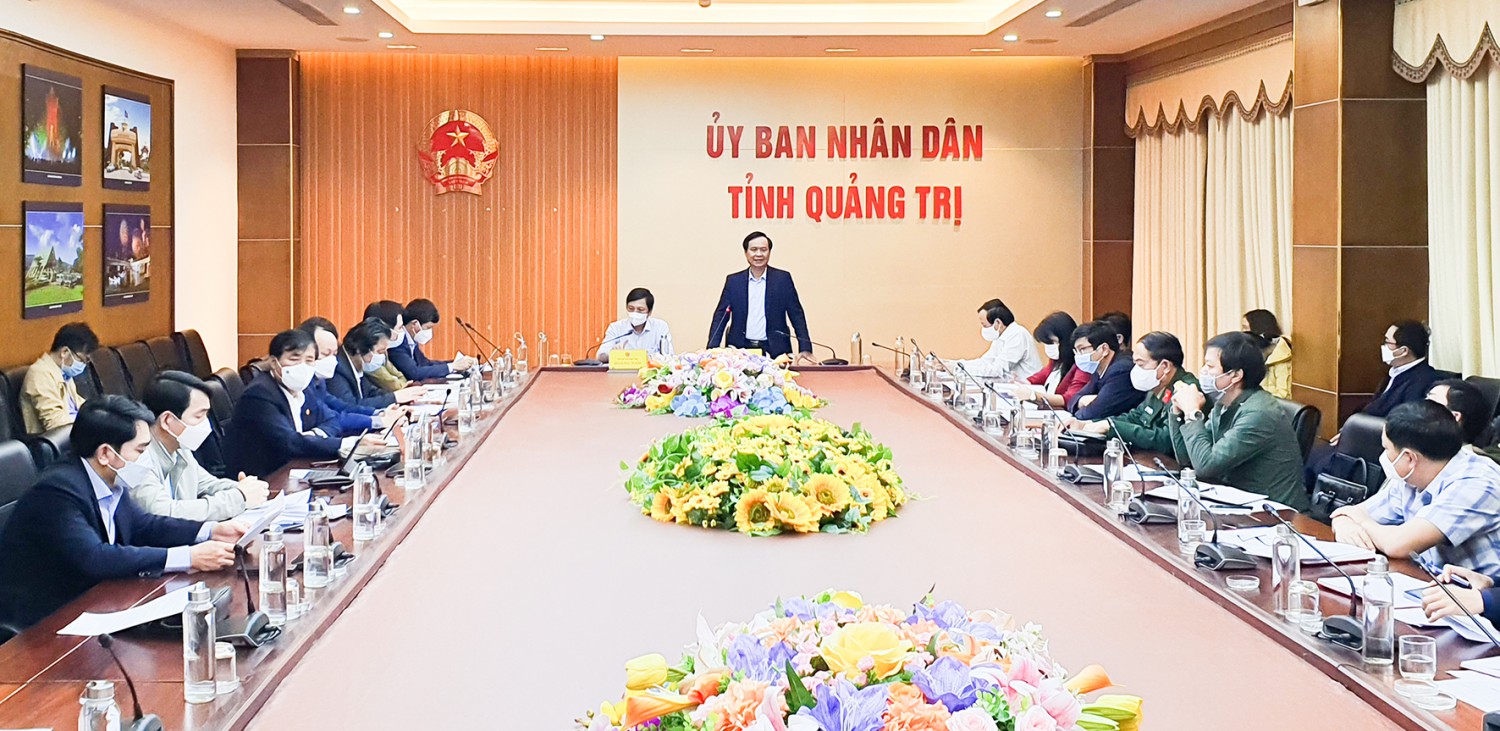 Chủ tịch UBND tỉnh Võ Văn Hưng khẳng định quyết tâm đưa học sinh trở lại trường học tập trung nhưng phải đảm bảo an toàn - Ảnh: L.N
