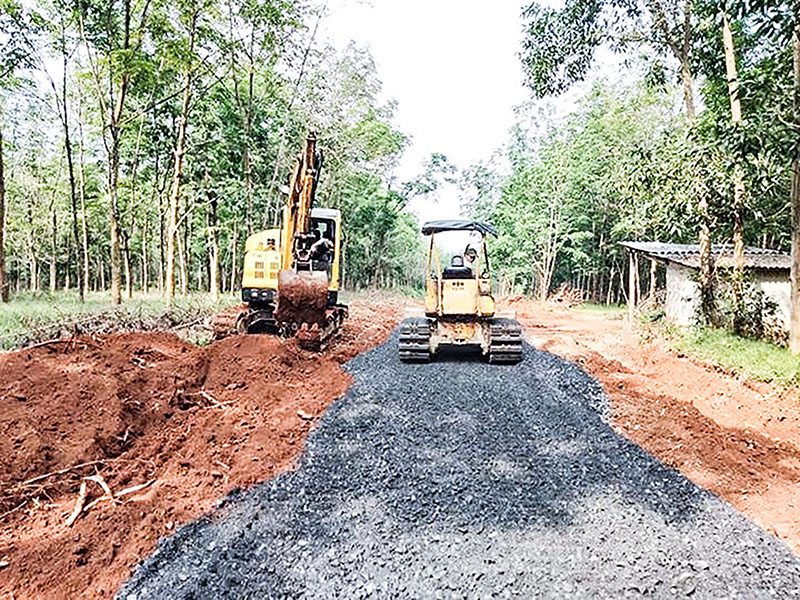 Xây dựng đường giao thông ở vùng núi Vĩnh Linh - Ảnh: T.C.L