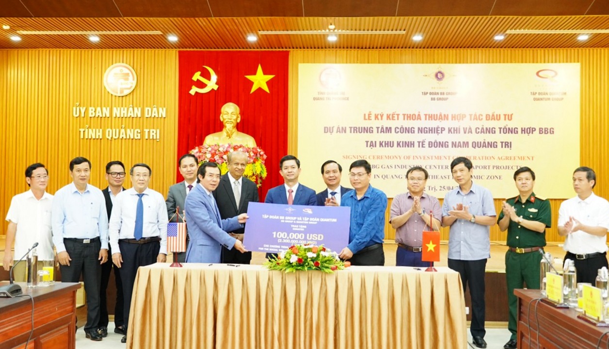Tập đoàn BB Group và Tập đoàn Quantum trao tặng 100.000 USD (tương đương 2,3 tỉ đồng) ủng hộ Quỹ an sinh xã hội của tỉnh Quảng Trị - Ảnh: M.Đ