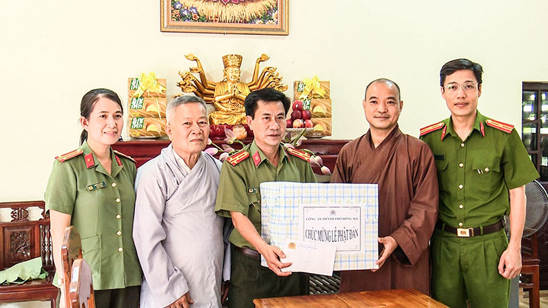 Công an thành phố Đông Hà tặng quà nhân lễ Phật đản - Ảnh: H.G