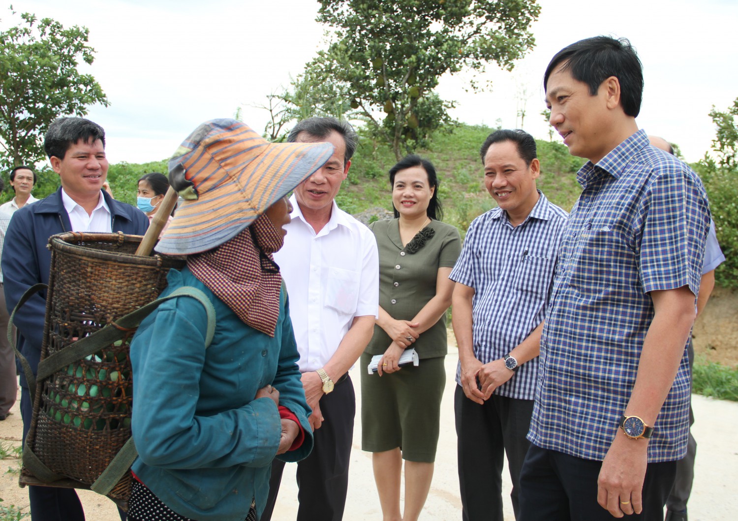 Phó Chủ tịch UBND tỉnh Hoàng Nam hỏi thăm người dân huyện Đakrông về phát triển kinh tế, giảm nghèo bền vững - Ảnh: M.Đ