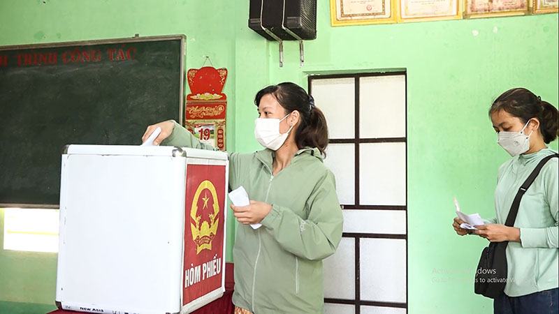 Cử tri trên địa bàn huyện Hải Lăng bỏ phiếu bầu trưởng thôn nhiệm kỳ 2022 - 2025 - Ảnh: H.N