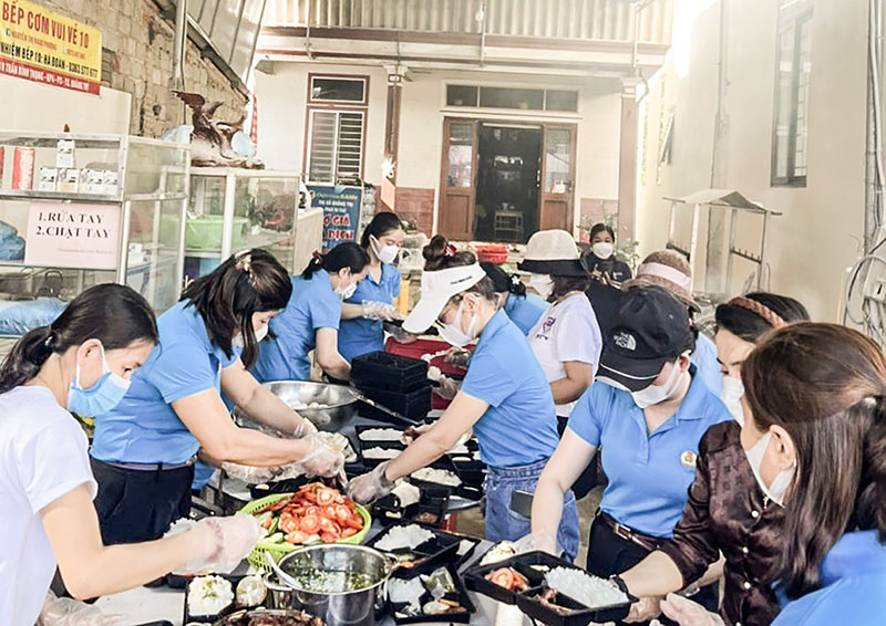 Cán bộ, đoàn viên LĐLĐ thị xã Quảng Trị chuẩn bị những suất cơm nghĩa tình tại “Gian hàng nghĩa tình và bữa ăn 0 đồng” - Ảnh: T.L