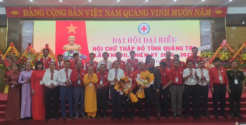 Phó Chủ tịch Thường trực UBND tỉnh Hà Sỹ Đồng tặng hoa chúc mừng Ban Chấp hành Hội Chữ thập đỏ tỉnh nhiệm kỳ 2022 - 2027 - Ảnh: L.N