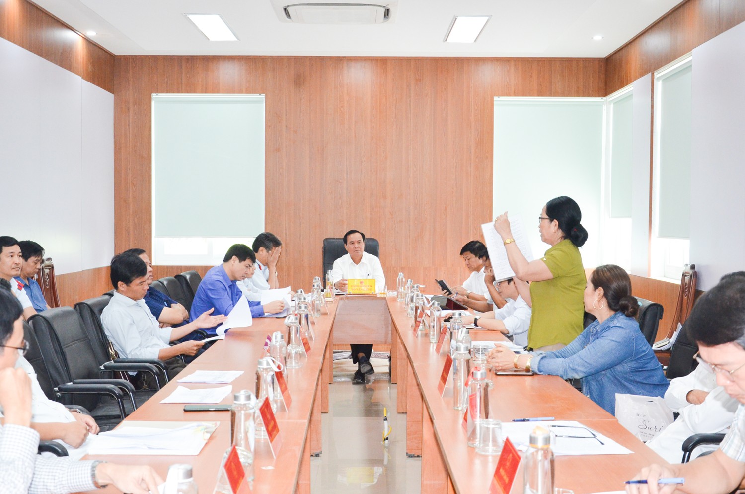 Chủ tịch UBND tỉnh Võ Văn Hưng nghe đại diện nhóm 4 hộ dân ở thôn Phương Hải, xã Hải Ba, huyện Hải Lăng trình bày kiến nghị xin được cấp giấy CNQSD đất theo hiện trạng sử dụng tại phiên tiếp công dân tháng 9/2022 - Ảnh: L.M