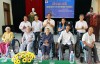 Đồng chí Lê Thị Lan Hương, Trưởng Ban Dân vận Tỉnh ủy; lãnh đạo Hội Bảo trợ Người khuyết tật và trẻ mồ côi tỉnh cùng các đơn vị tài trợ trao xe lăn cho người khuyết tật. Ảnh: Lệ Như