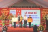 Phó Chủ tịch Thường trực UBND tỉnh Hà Sỹ Đồng trao Bằng công nhận xã đạt chuẩn NTM và tặng thưởng công trình phúc lợi cho xã Hải Quy- Ảnh: L.N