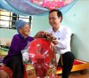 Đồng chí Võ Văn Hưng - Phó Bí thư Tỉnh ủy, Chủ tịch UBND tỉnh thăm và tặng quà Tết cho Mẹ Việt Nam anh hùng Căn Thung ở xã A Bung, huyện Đakrông. Ảnh NL