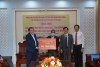 Bộ trưởng Bộ VH, TT&DL Nguyễn Văn Hùng trao tặng 5 tấn gạo hỗ trợ các hộ gia đình có hoàn cảnh khó khăn tại huyện Đakrông - Ảnh: L.M