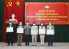Chủ tịch Ủy ban MTTQ Việt Nam tỉnh Đào Mạnh Hùng trao bằng khen của Ban Thường vụ Tỉnh ủy cho các tập thể - Ảnh: MĐ