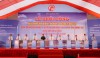 Chủ tịch nước Nguyễn Xuân Phúc, các đại biểu và lãnh đạo tỉnh nhấn nút khởi công dự án Đường ven biển kết nối hành lang kinh tế Đông Tây - Ảnh: Thành Dũng