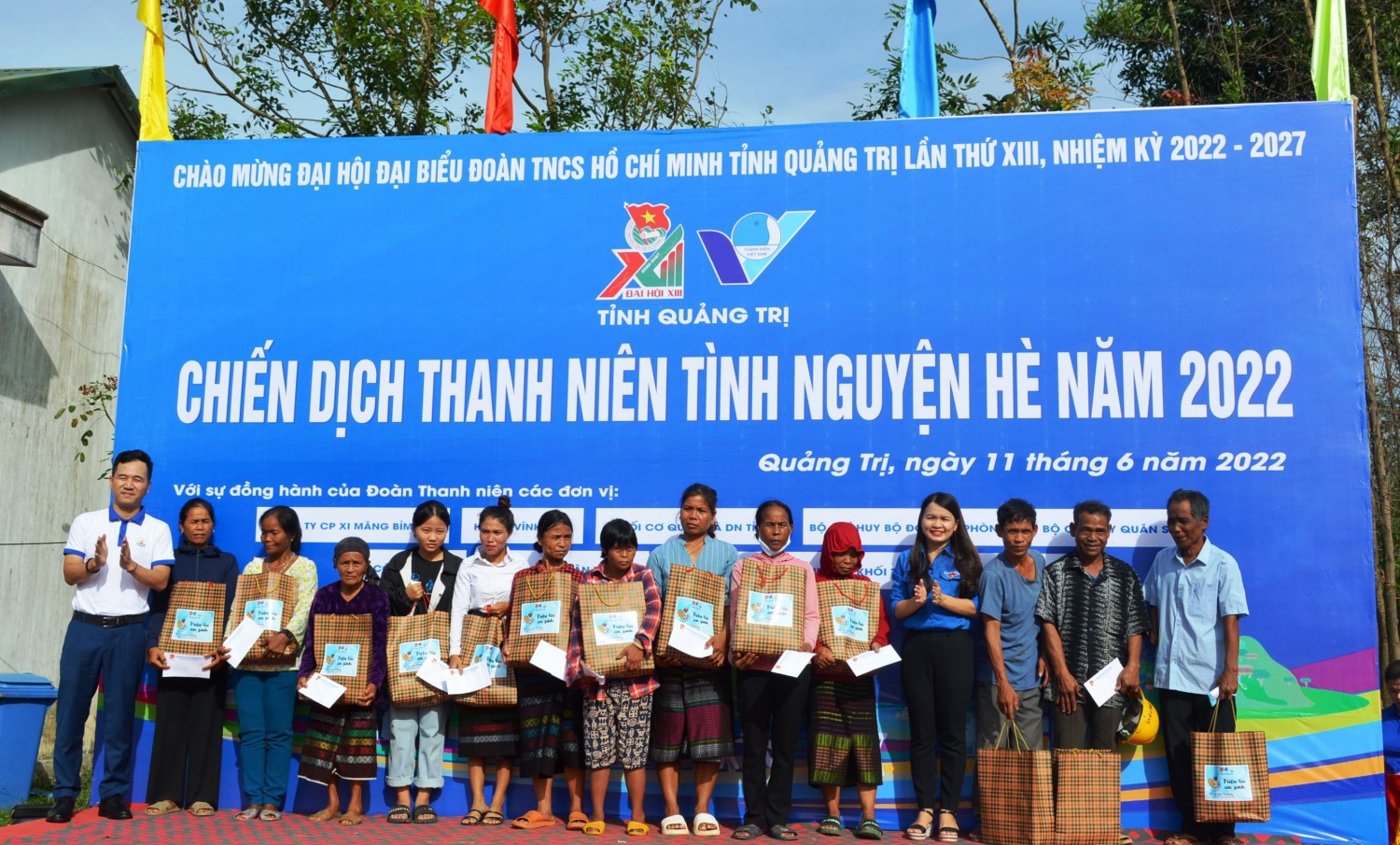 Trao quà cho các gia đình có hoàn cảnh khó khăn ở xã Vĩnh Khê - Ảnh: ĐV