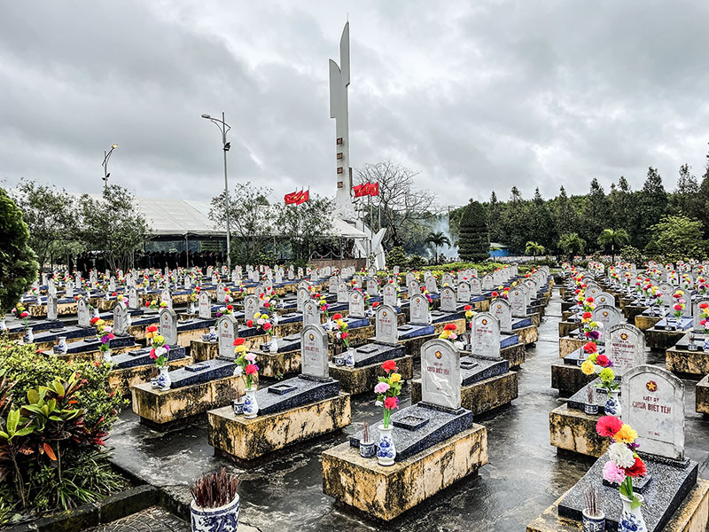 Hoa khoe sắc trên những phần mộ liệt sĩ tại Nghĩa trang liệt sĩ huyện Cam Lộ - Ảnh: Đ.T