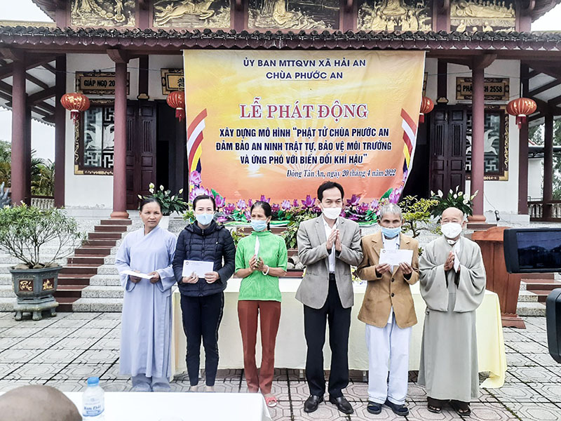 Lễ phát động xây dựng mô hình “Phật tử chùa Phước An (xã Hải An, huyện Hải Lăng) đảm bảo an ninh trật tự, bảo vệ môi trường và ứng phó với biến đổi khí hậu” - Ảnh: P.N