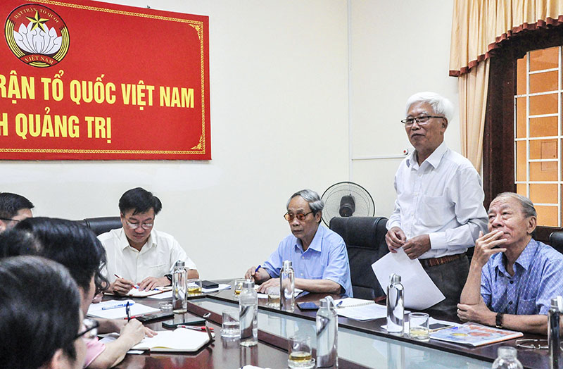 Ông Võ Công Hoan thông tin, tư vấn về những vấn đề liên quan đến lĩnh vực dân chủ - pháp luật - Ảnh: T.L