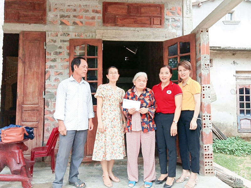 Chị Võ Thị Thúy (đứng thứ 2, bên phải) luôn có mặt kịp thời để giúp đỡ khi người dân gặp khó khăn - Ảnh: T.H