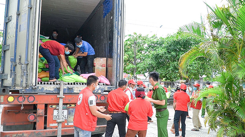 Đội phản ứng nhanh tham gia bốc xếp hàng cứu trợ đồng bào miền Nam phòng, chống COVID-19 năm 2021 - Ảnh: A.V