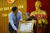 Phó Bí thư Thường trực Tỉnh ủy, Chủ tịch HĐND tỉnh Nguyễn Đăng Quang trao danh hiệu vinh dự Nhà nước “Bà Mẹ Việt Nam anh hùng” cho Mẹ Lê Thị Mót, ở xã Gio Sơn, huyện Gio Linh - Ảnh: Lê Minh