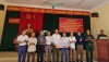 Ủy ban MTTQ Việt Nam tỉnh tặng cờ Tổ quốc cho ngư dân trên địa bàn huyện Vĩnh Linh - Ảnh: T.P
