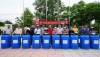 Trao tặng thùng phuy nhựa và tiền mặt cho người dân xã Hải Phong, huyện Hải Lăng - Ảnh: L.A​