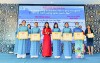 Chủ tịch Hội LHPN tỉnh Trần Thị Thanh Hà trao bằng khen cho các tập thể đạt thành tích trong đợt thi đua đặc biệt “Xây dựng công trình, phần việc vì phụ nữ nghèo- Vì môi trường xanh, sạch, đẹp - Ảnh: H.T