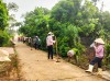 Người dân vệ sinh các tuyến đường, thu gom ve chai, phế liệu để đảm bảo sạch sẽ đường làng ngõ xóm, ngăn ngừa nguy cơ dịch bệnh -Ảnh: M.Đ