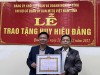 Đồng chí Đào Mạnh Hùng, Ủy viên BTV Tỉnh uỷ, Bí thư Đảng Đoàn, Chủ tịch UỶ ban MTTQ Việt Nam tỉnh trao huy hiệu 40 năm tuổi Đảng tặng đồng chí Tạ Quang Thanh.
