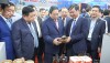 Chủ tịch UBND tỉnh Võ Văn Hưng giới thiệu với Thủ tướng Phạm Minh Chính những nông sản và sản phẩm thủ công đặc trưng của tỉnh Quảng Trị được tưng bày tại hội nghị-Ảnh: P.M.H