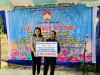 Bà Nguyễn Thị Hồng Hải, Chủ tịch Uỷ ban MTTQ Việt Nam thành phố trao biển tượng trưng hỗ trợ kinh phí xây dựng nhà đại đoàn kết cho đại diện gia đình bà Hoàng Thị Tứ