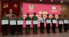 Chủ tịch Ủy ban MTTQ Việt Nam tỉnh Đào Mạnh Hùng trao bằng khen của Chủ tịch Ủy ban MTTQ Việt Nam tỉnh cho các tập thể, cá nhân- Ảnh: NV