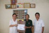 Trưởng Ban Tuyên giáo Tỉnh ủy Hồ Đại Nam tặng quà cho ông Lê Minh Chái, thương binh 35%, bệnh binh 41%, hiện đang sống tại thôn Trầm, xã Hướng Tân - Ảnh: T.P