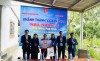 Các đồng chí lãnh đạo trao biễn hỗ trợ cho hộ gia đình bà Phạm Thị Lân